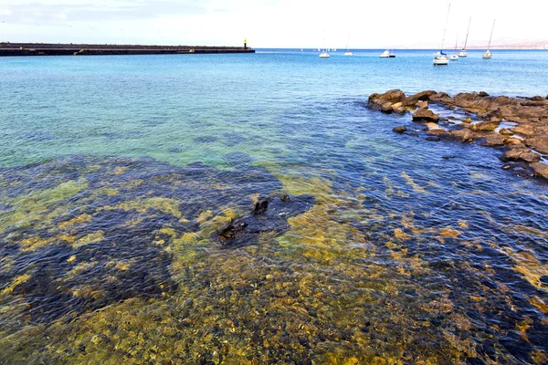 Roca marrón hervideros en yate de costa blanca —  Fotos de Stock