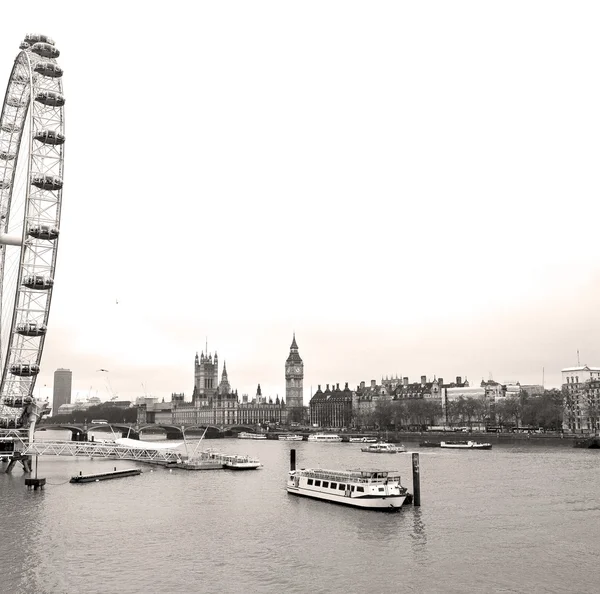 Лондонский глаз в весеннем небе и белых облаках — стоковое фото