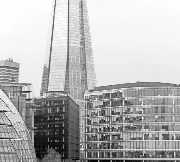 Novo edifício no distrito financeiro arranha-céus de Londres e — Fotografia de Stock