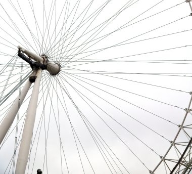 Bahar gökyüzünde ve beyaz bulutlarda Londra 'nın gözü