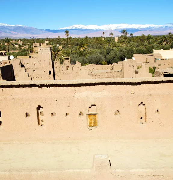 Torre marrón antigua construcción en África morocco y nubes — Foto de Stock