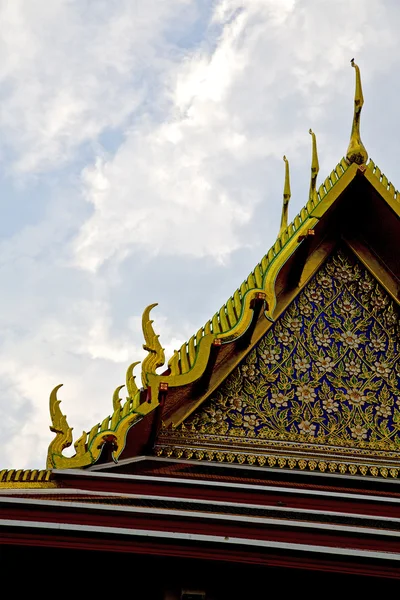 Tailândia em bangkok chuva templo ásia céu e cores — Fotografia de Stock