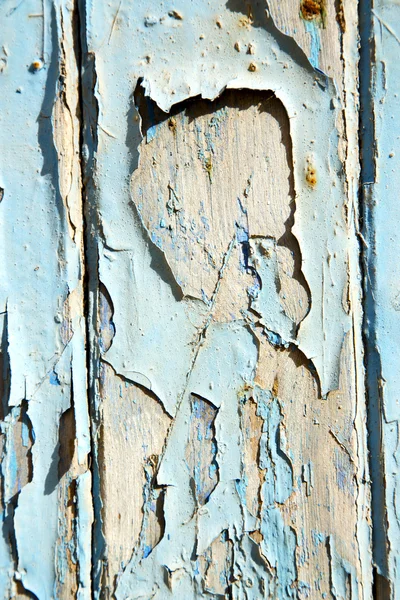 Βρώμικο γδύνεται στην ξύλινη πόρτα σκουριασμένο — Φωτογραφία Αρχείου