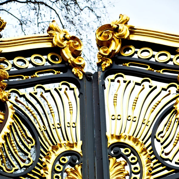 En Londres Inglaterra la antigua puerta de metal palacio real — Foto de Stock