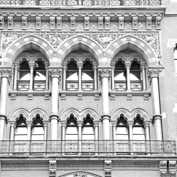 Arquitetura parede velha em londres inglaterra janelas e tijolo exteri — Fotografia de Stock