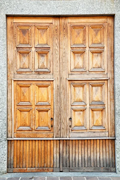 Traditional   door    in italy   ancian wood    texture — Stock Photo, Image