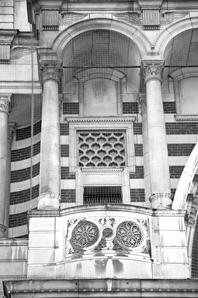 Deur westminster cathedral in Londen Engeland oude bouw — Stockfoto