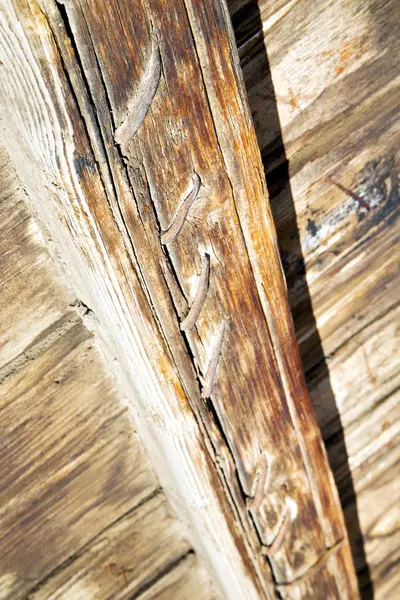 Metallo nella porta di legno rosso marrone e — Foto Stock