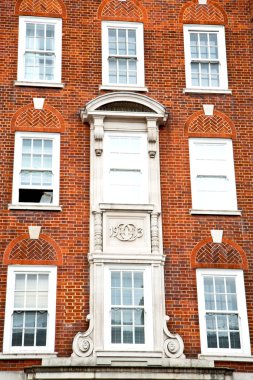 kırmızı tuğla duvar eski ve tarihi penceresinde