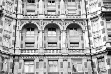 Avrupa penceresinde Londra eski kırmızı tuğla duvar ve tarihi 