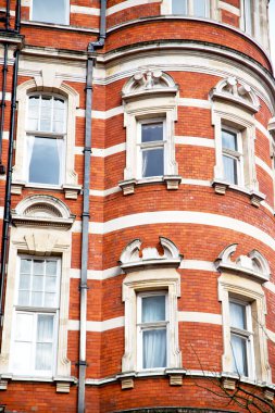 Avrupa Londra eski kırmızı tuğla duvar ve tarihsel pencere