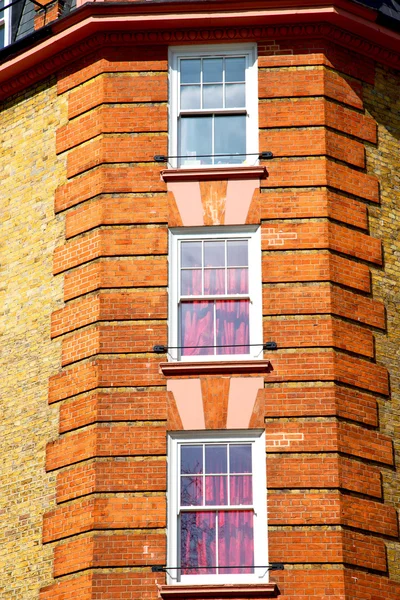 Em londres parede de tijolo vermelho velho e janela histórica — Fotografia de Stock