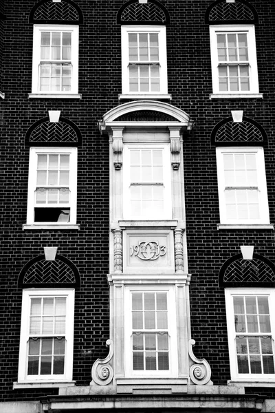 Na europa londres parede de tijolo vermelho velho e janela histórica — Fotografia de Stock