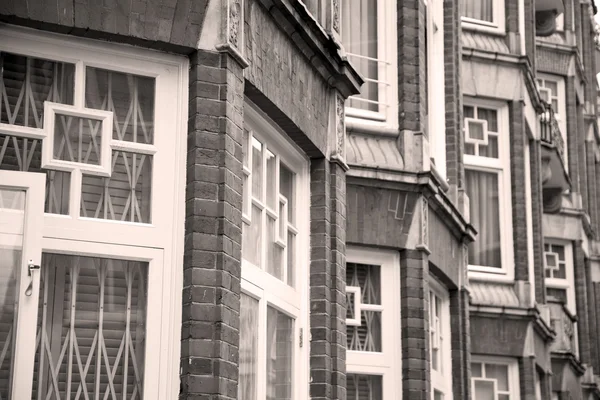 Ventana en europa london viejo muro de ladrillo rojo e histórico — Foto de Stock