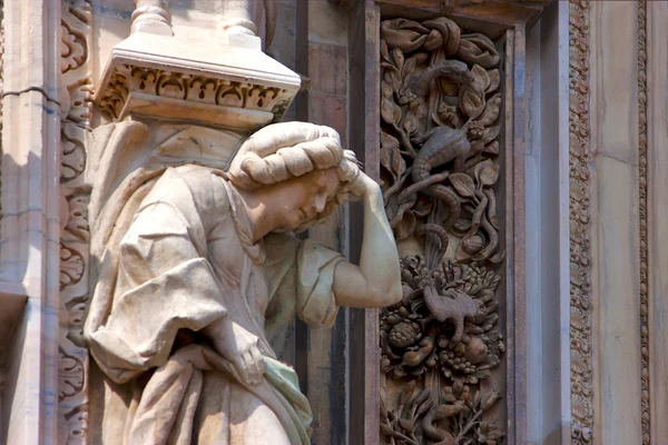 Statue d'église en italie devant — Photo