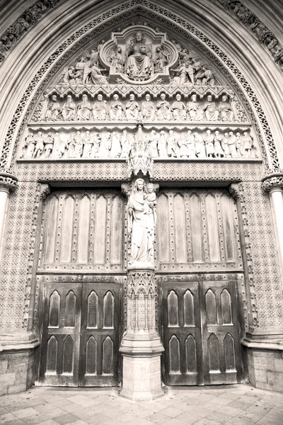 Rose fenêtre weinstmister abbey à Londres vieille porte de l'église et ma — Photo