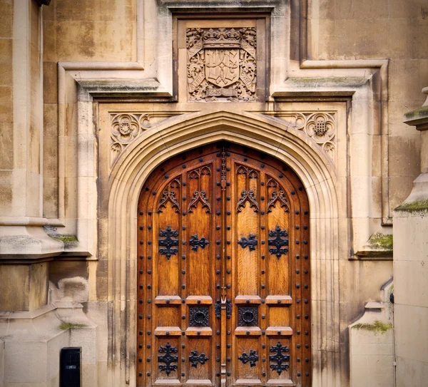 ロンドンの古い教会の扉と大理石のアンティーク壁の議会 — ストック写真