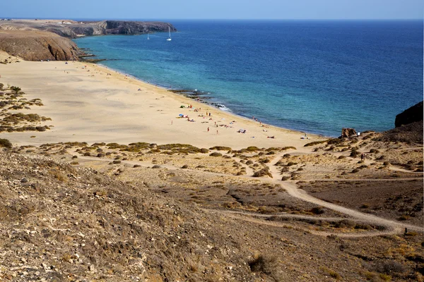 In lanzarote spagna roccia spiaggia spagna barca yacht — Foto Stock