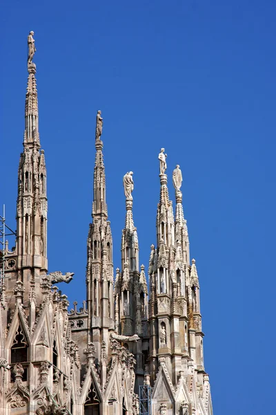 Spire Italien kyrka ros fönster fram — Stockfoto