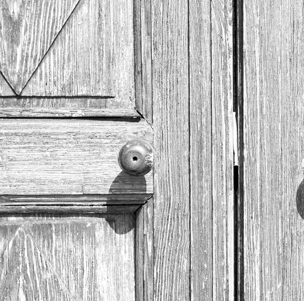 Svlékl nátěr dveří v Itálii ancian dřeva a tradiční — Stock fotografie