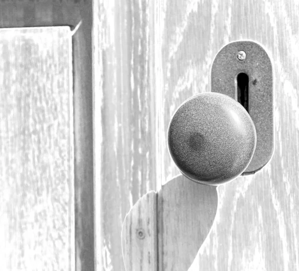 Ușă de vopsea dezbrăcată în lemn antic italic și tradițional — Fotografie, imagine de stoc