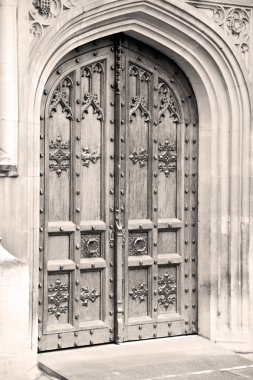 Londra eski kilise kapısına ve mermer antik duvar Meclis'te