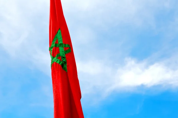 Tunisia acenando bandeira no céu azul cor e onda — Fotografia de Stock