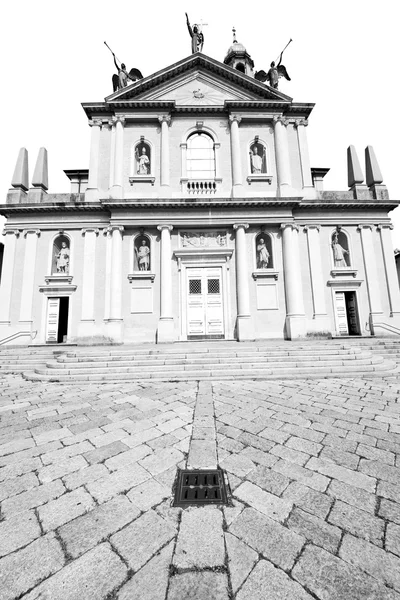 Medieval old architecture in italy europe milan religion       a — Stock Photo, Image