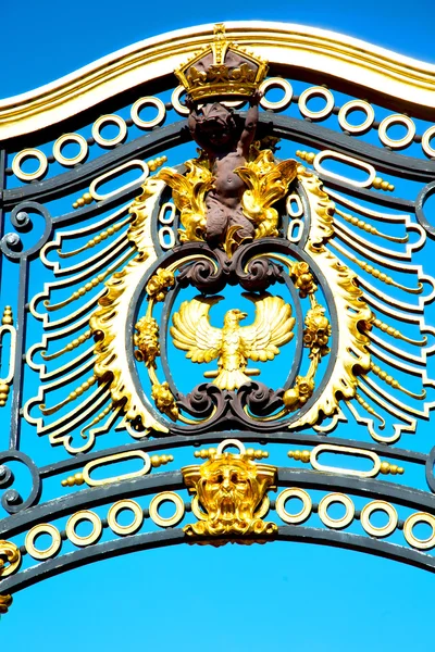 En Londres antiguo palacio real puerta de metal — Foto de Stock