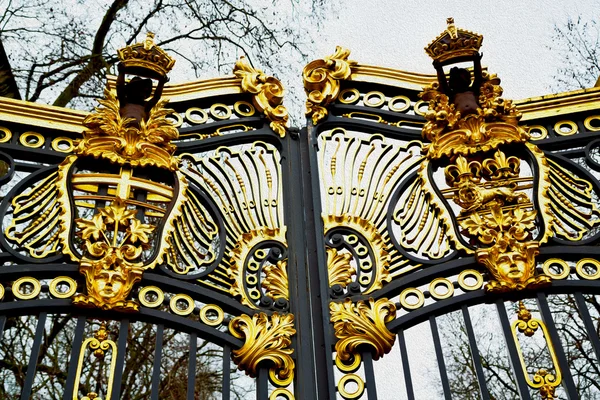 En Londres Inglaterra la antigua puerta de metal palacio real — Foto de Stock