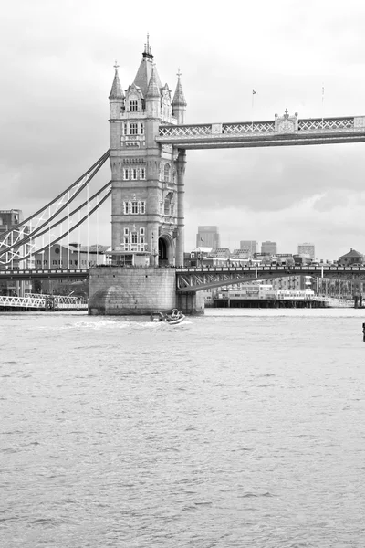 London tower in england old bridge and the cloudy sky — Stock Photo, Image