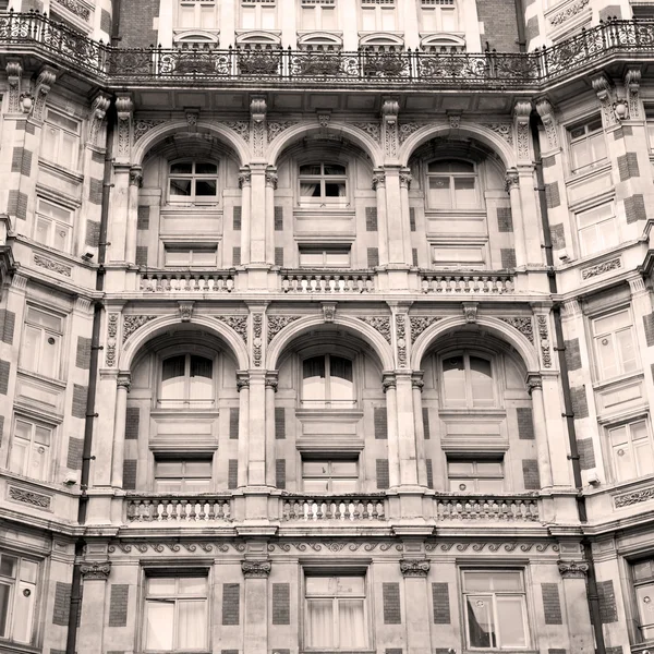 Fenster in Europa London alte rote Backsteinmauer und historische — Stockfoto