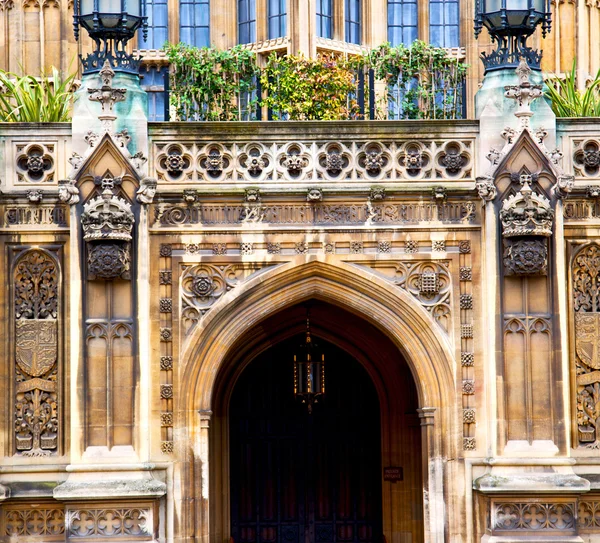 Londra eski kilise kapısına ve mermer antik duvar Meclis'te — Stok fotoğraf