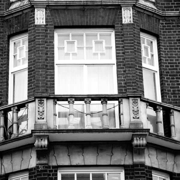 Ventana en europa london viejo muro de ladrillo rojo e histórico — Foto de Stock