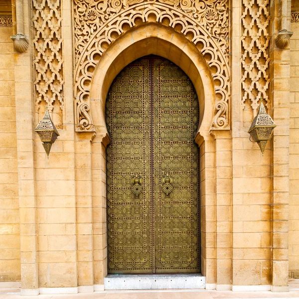 Porta velha em marroquino áfrica ancien e parede ornamentado marrom — Fotografia de Stock