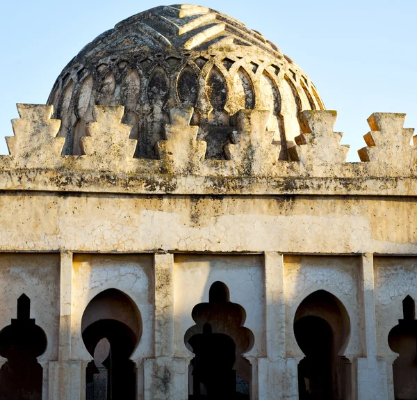 Dome gammal ruin i konstruktion Afrika Marocko och sky — Stockfoto