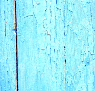 Mavi ahşap kapı ve paslı çiviyle kirli soyulmuş boya