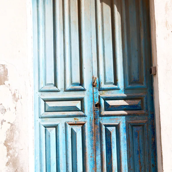 Porta velha em marroquino áfrica ancien e parede ornamentado azul — Fotografia de Stock