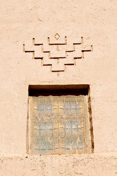 Finestra in marocco vecchia costruzione e parete marrone — Foto Stock