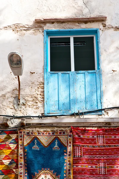 Синє вікно в Африці стара коричнева стіна червоний килим — стокове фото