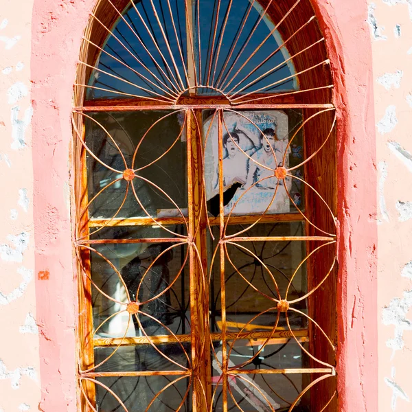 Janela em morocco áfrica construção antiga e parede marrom — Fotografia de Stock