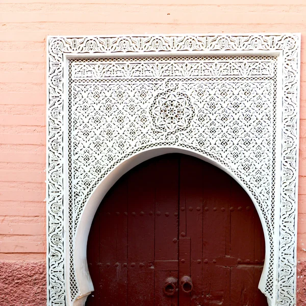 Vecchia porta in morocco africa antico e parete ornata marrone — Foto Stock