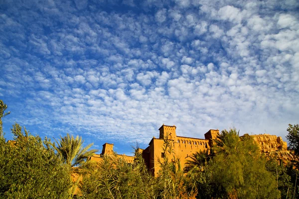 Season clouds   africa in    old    contruction   village — Stock Photo, Image