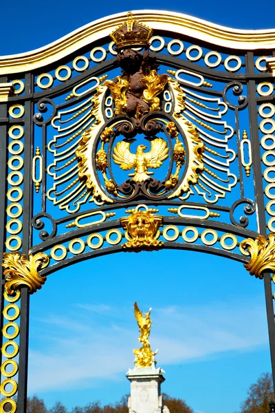 In london england  old metal gate  royal palace — Stock Photo, Image