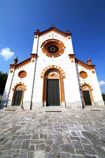 Iglesia en el mercallo antigua acera torre de ladrillo italia l —  Fotos de Stock