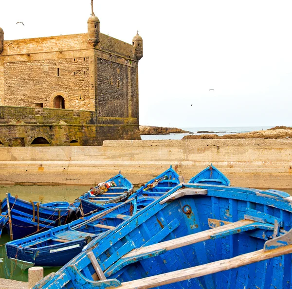 Barco e mar em áfrica morocco castelo velho marrom céu tijolo — Fotografia de Stock