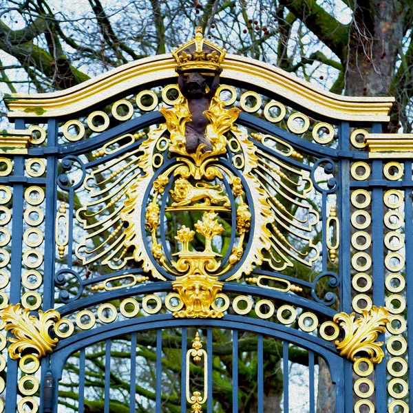 En Londres Inglaterra la antigua puerta de metal palacio real — Foto de Stock