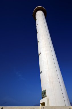 Deniz feneri ve mavi gökyüzü e penceresinde teguise 