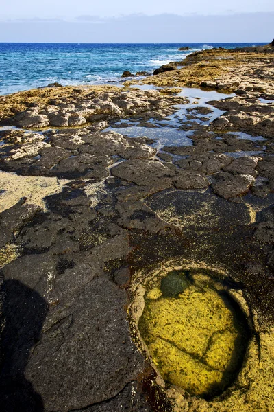 In Spanje lanzarote rock water muskus vijver kustlijn en summ — Stockfoto