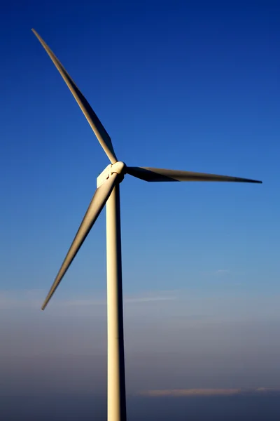 Turbinas eólicas anhe sky na ilha de espanha lanzarote — Fotografia de Stock